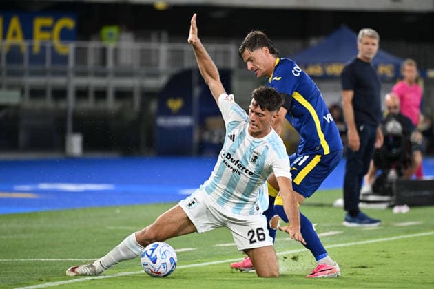 Hellas Verona v Virtus Entella - Coppa Italia Stefano Di Mario of Virtus Entella Chiavari is opposed by Mattia Compagnon of Hellas Verona FC during the soccer match between Hellas Verona FC and Virtus Entella Chiavari, leg of 32 of Frecciarossa Italian Cup 2026 2027 at Marcantonio Bentegodi Stadium in Verona, Italy, on August 16, 2026. Verona Italy Italy  Copyright: xRobertoxTommasinix originalFilename:tommasini-hellasve260816_npErO.jpg
