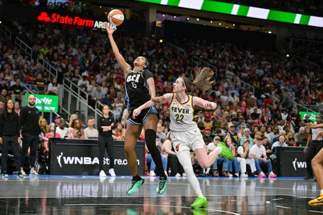 ATLANTA, GA - AUGUST 16: Angel Reese 5 of Atlanta drives to the basket over Caitlin Clark 22 of Indiana during the WNBA, Basketball Damen, USA game between the Indiana Fever and the Atlanta Dream on August 16th, 2026 at State Farm Arena in Atlanta, GA. (Photo by Rich von Biberstein Icon Sportswire) WNBA: AUG 16 Indiana Fever at Atlanta Dream EDITORIAL USE ONLY Icon260816038