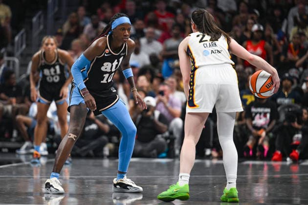 ATLANTA, GA - AUGUST 16: Rhyne Howard 10 of Atlanta defends against Caitlin Clark 22 of Indiana during the WNBA, Basketball Damen, USA game between the Indiana Fever and the Atlanta Dream on August 16th, 2026 at State Farm Arena in Atlanta, GA. (Photo by Rich von Biberstein Icon Sportswire) WNBA: AUG 16 Indiana Fever at Atlanta Dream EDITORIAL USE ONLY Icon260816049