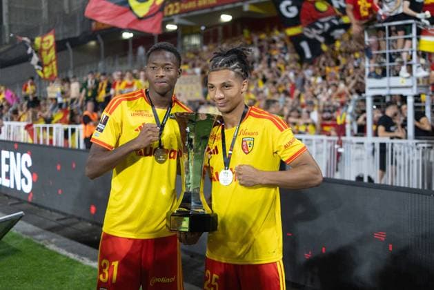 RC Lens vs PSG football match - Lens Lens players celebrate with the championship trophy after winning the French Super Cup (Trophee des Champions) football match between RC Lens and Paris Saint-Germain (PSG) at the Stade Bollaert-Delelis in Lens, northern France on August 16, 2026. Photo by Raphael Lafargue ABACAPRESS.COM Lens France  Copyright: xLafarguexRaphael ABACAx