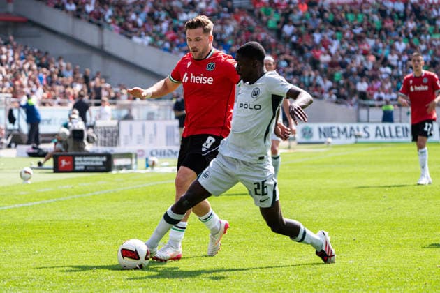 Hannover, Deutschland 16. August 2026: 2. BL - 2026 2027 - Sp. 2 - Hannover 96 gegen VfL Wolfsburg Im Bild: v. li. im Zweikampf Benjamin Källman Benjamin Kaellman (H96) und Sael Kumbedi (VfL) DFL DFB regulations prohibit any use of photographs as image sequences and or quasi-video Heinz von Heiden Arena Niedersachsen *** Hanover, Germany August 16, 2026 2. Bundesliga 2026–2027 Matchday 2 Hannover 96 vs. VfL Wolfsburg Pictured from left in a tackle: Benjamin Källman (H96) and Sael Kumbedi (VfL). DFL and DFB regulations prohibit any use of photographs as image sequences and or quasi-video. Heinz von Heiden Arena, Lower Saxony Copyright: xFotostandx xKruczynskix