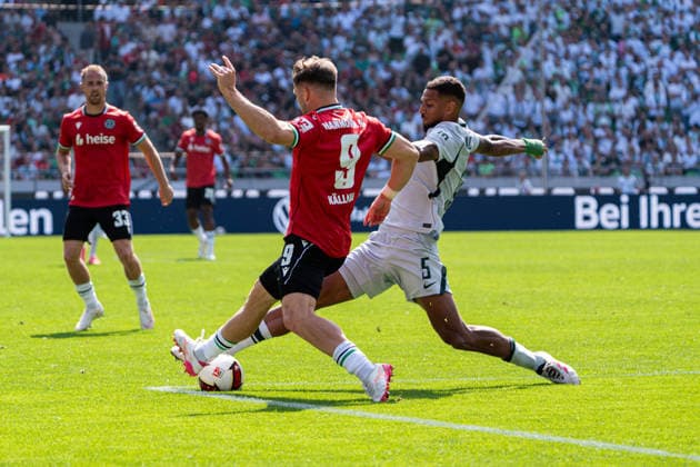 Hannover, Deutschland 16. August 2026: 2. BL - 2026 2027 - Sp. 2 - Hannover 96 gegen VfL Wolfsburg Im Bild: v. li. im Zweikampf Benjamin Källman Benjamin Kaellman (H96) und Vinicius Souza (VfL) DFL DFB regulations prohibit any use of photographs as image sequences and or quasi-video Heinz von Heiden Arena Niedersachsen *** Hanover, Germany August 16, 2026 2. Bundesliga 2026–2027 Matchday 2 Hannover 96 vs. VfL Wolfsburg Pictured from left in a tackle: Benjamin Källman (H96) and Vinicius Souza (VfL). DFL and DFB regulations prohibit any use of photographs as image sequences and or quasi-video. Heinz von Heiden Arena, Lower Saxony Copyright: xFotostandx xKruczynskix