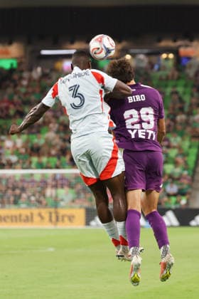 AUSTIN, TX - AUGUST 16: Defender Osaze Urhoghide 3 of FC Dallas and defender Guilherme Biro 29 of Austin FC challenge each other for the header during the MLS, Fussball Herren, USA match between Austin FC and FC Dallas on August 16, 2026, at Q2 Stadium in Austin, TX. (Photo by David Buono Icon Sportswire) SOCCER: AUG 16 MLS Austin FC vs FC Dallas EDITORIAL USE ONLY Icon260816023