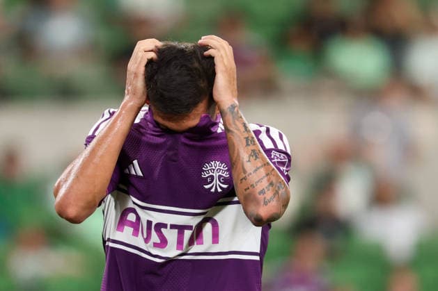 AUSTIN, TX - AUGUST 16: Forward Myrto Uzuni 10 of Austin FC covers his head after missing a chance on a free kick just outside the box during the MLS, Fussball Herren, USA match between Austin FC and FC Dallas on August 16, 2026, at Q2 Stadium in Austin, TX. (Photo by David Buono Icon Sportswire) SOCCER: AUG 16 MLS Austin FC vs FC Dallas EDITORIAL USE ONLY Icon260816044