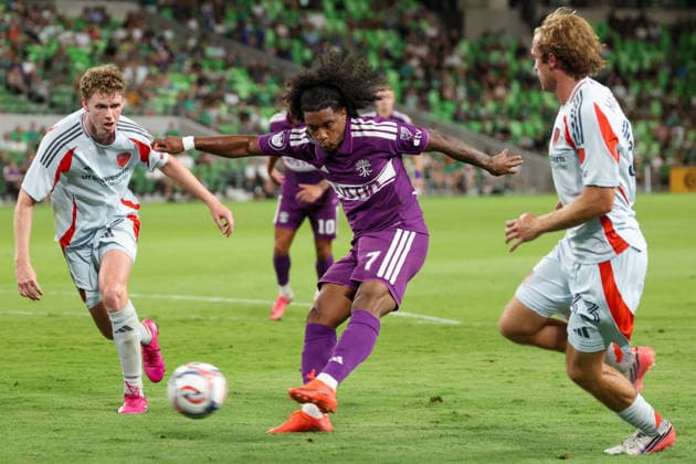 AUSTIN, TX - AUGUST 16: Forward Jayden Nelson 7 of Austin FC takes a shot on goal while defended by midfielder Christian Cappis 12 of FC Dallas during the MLS, Fussball Herren, USA match between Austin FC and FC Dallas on August 16, 2026, at Q2 Stadium in Austin, TX. (Photo by David Buono Icon Sportswire) SOCCER: AUG 16 MLS Austin FC vs FC Dallas EDITORIAL USE ONLY Icon260816045