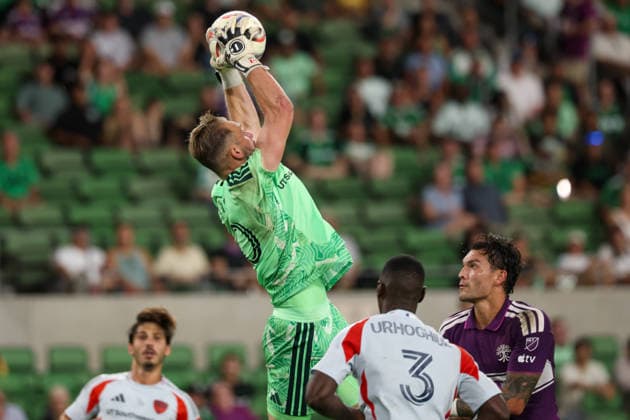 AUSTIN, TX - AUGUST 16: Goalkeeper Jonathan Sirois 40 of FC Dallas leaps to pull the ball out of the air during the MLS, Fussball Herren, USA match between Austin FC and FC Dallas on August 16, 2026, at Q2 Stadium in Austin, TX. (Photo by David Buono Icon Sportswire) SOCCER: AUG 16 MLS Austin FC vs FC Dallas EDITORIAL USE ONLY Icon260816047