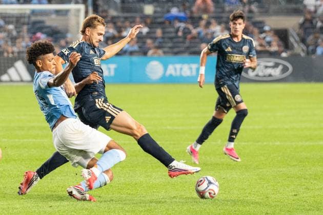 August 16, 2026, Bronx, New York, USA: Max Murray (23) of NYCFC and Bruno Damiani (9) of Philadelphia Union fight for the ball during MLS, Fussball Herren, USA regular season game between NYCFC and Philadelphia Union at Yankee stadium in New York, NY on August 16, 2026. Philadelphia won 3 - 2. Bronx USA - ZUMAr339 20260816_znp_r339_034 Copyright: xLevxRadinx