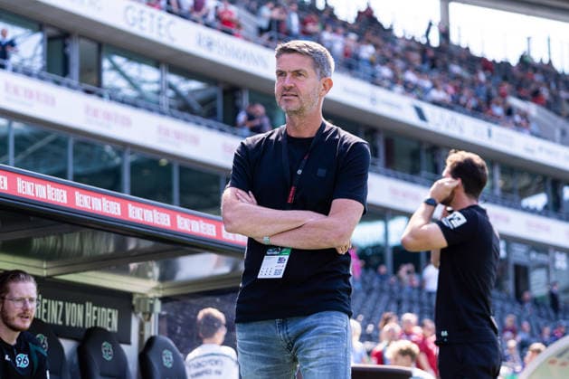 Hannover, Deutschland 16. August 2026: 2. BL - 2026 2027 - Sp. 2 - Hannover 96 gegen VfL Wolfsburg Im Bild: Sportdirektor Ralf Becker (H96) DFL DFB regulations prohibit any use of photographs as image sequences and or quasi-video Heinz von Heiden Arena Niedersachsen *** Hanover, Germany, August 16, 2026, 2nd Bundesliga 2026–2027, Matchday 2: Hannover 96 vs. VfL Wolfsburg. Pictured: Sports Director Ralf Becker, H96. DFL and DFB regulations prohibit any use of photographs as image sequences and or quasi-video. Heinz von Heiden Arena, Lower Saxony Copyright: xFotostandx xKruczynskix