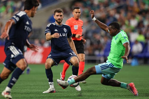 SEATTLE, WA - AUGUST 16: Defender Nouhou Tolo 5 of the Seattle Sounders blocks a kick by midfielder Thomas Müller 13 of the Vancouver Whitecaps during a game between the Vancouver Whitecaps and Seattle Sounders on August 16, 2026 at Lumen Field in Seattle, Washington. (Photo by Henry Rodenburg Icon Sportswire) SOCCER: AUG 16 MLS, Fussball Herren, USA Seattle Sounders FC vs Vancouver Whitecaps FC EDITORIAL USE ONLY Icon26081609