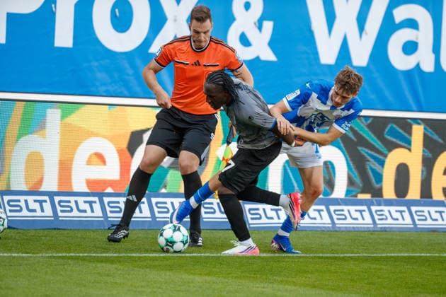 links Darnell Keumo (Waldhof) gegen Bernie Lennemann (Rostock) - hinten Assistent Tobias Esch ; GER, FC Hansa Rostock vs. SV Waldhof Mannheim, Fußball, Männer, 3.Liga, 02.Spieltag, Spielzeit 2026 2027, 16.08.2026 Rostock Ostseestadion Mecklenburg - Vorpommern Deutschland *** Left: Darnell Keumo (Waldhof) vs. Bernie Lennemann (Rostock); in the background: Assistant Referee Tobias Esch (GER), FC Hansa Rostock vs. SV Waldhof Mannheim, Soccer, Men, 3rd Division, Matchday 2, 2026–2027 Season, August 16, 2026, Rostock Ostseestadion, Mecklenburg-Western Pomerania, Germany