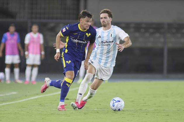 SOCCER - Coppa Italia - Hellas Verona FC vs. Virtus Entella Photo by IPA ABACAPRESS.COM87565385 - Mattia Compagnon of Hellas Verona FC battles for the ball with Andrea Franzoni of Virtus Entella during the Hellas Verona FC vs. Virtus Entella match, the 32nd round of the 2026-27 Coppa Italia Frecciarossa, at Marcantonio Bentegodi Stadium in Verona (VR), Italy, on August 16, 2026. Verona Italy  Copyright: xIPAxSport ABACAx