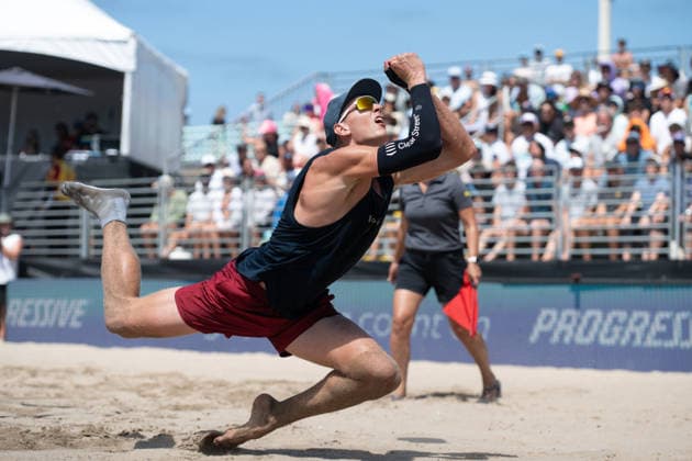 2026 AVP Manhattan Beach Open Miles Partain dives to keep the ball in play during the 2026 Manhattan Beach Open at Manhattan Beach Pier on August 16, 2026. Manhattan Beach Californai United States  Copyright: xEdwinxSox originalFilename:so-2026avpm260816_npuYZ.jpg
