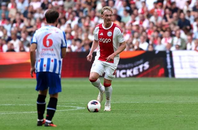 AMSTERDAM - AFC Ajax Amsterdam middenvelder Julian Brandt tijdens de Vriendenloterij eredivisie wedstrijd tussen Ajax en SC Heerenveen in Johan Cruijff ArenA op 16 augustus 2026 in Amsterdam , Nederland. - *** AMSTERDAM — AFC Ajax Amsterdam midfielder Julian Brandt during the Vriendenloterij Eredivisie match between Ajax and SC Heerenveen at the Johan Cruijff ArenA on August 16, 2026, in Amsterdam, the Netherlands