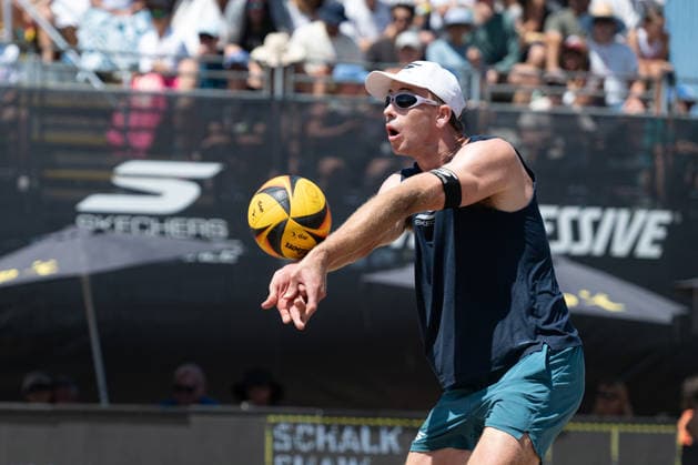 2026 AVP Manhattan Beach Open Andy Benesh receives a serve during the 2026 Manhattan Beach Open at Manhattan Beach Pier on Sunday, August 16, 2026. Manhattan Beach Californai United States  Copyright: xEdwinxSox originalFilename:so-2026avpm260816_npaOe.jpg
