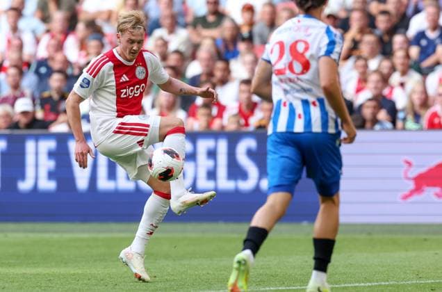 AMSTERDAM - AFC Ajax Amsterdam middenvelder Julian Brandt tijdens de Vriendenloterij eredivisie wedstrijd tussen Ajax en SC Heerenveen in Johan Cruijff ArenA op 16 augustus 2026 in Amsterdam , Nederland. - *** AMSTERDAM — AFC Ajax Amsterdam midfielder Julian Brandt during the Vriendenloterij Eredivisie match between Ajax and SC Heerenveen at the Johan Cruijff ArenA on August 16, 2026, in Amsterdam, the Netherlands