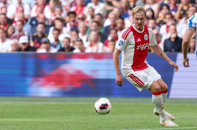 AMSTERDAM - AFC Ajax Amsterdam middenvelder Julian Brandt tijdens de Vriendenloterij eredivisie wedstrijd tussen Ajax en SC Heerenveen in Johan Cruijff ArenA op 16 augustus 2026 in Amsterdam , Nederland. - *** AMSTERDAM — AFC Ajax Amsterdam midfielder Julian Brandt during the Vriendenloterij Eredivisie match between Ajax and SC Heerenveen at the Johan Cruijff ArenA on August 16, 2026, in Amsterdam, the Netherlands