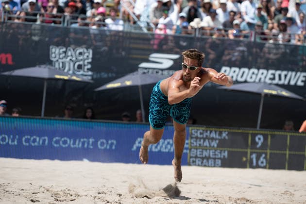2026 AVP Manhattan Beach Open Taylor Crabb jumps to save the play during the 2026 Manhattan Beach Open at Manhattan Beach Pier on Sunday, August 16, 2026. Manhattan Beach Californai United States  Copyright: xEdwinxSox originalFilename:so-2026avpm260816_np0rk.jpg