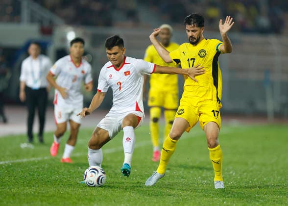 August 16, 2026, Kuala Lumpur, Malaysia: Xuan Manh Pham of Vietnam (L) and Sturmer Dos Reis Paulo Josue of Malaysia seen in action during the ASEAN Hyundai Cup 2026 First-Leg Semi-Final match between Malaysia and Vietnam at Kuala Lumpur Football Stadium. Final score; Malaysia 0:2 Vietnam Kuala Lumpur Malaysia - ZUMAs197 20260816_aaa_s197_302 Copyright: xWongxFokxLoyx