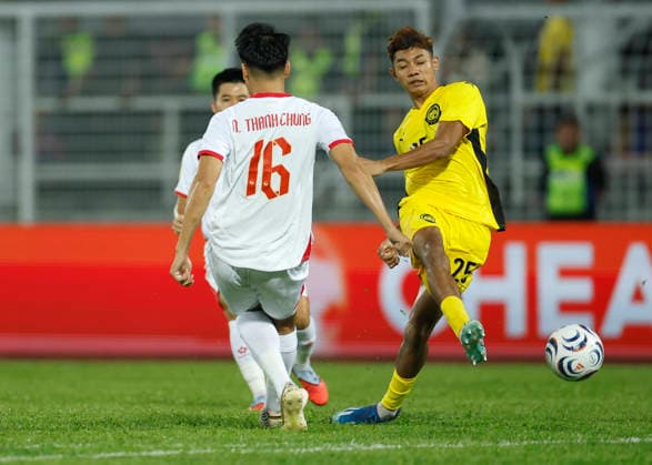 August 16, 2026, Kuala Lumpur, Malaysia: Thanh Chung Nguyen of Vietnam (L) and Muhammad Faris Danish Bin Asrul of Malaysia seen in action during the ASEAN Hyundai Cup 2026 First-Leg Semi-Final match between Malaysia and Vietnam at Kuala Lumpur Football Stadium. Final score; Malaysia 0:2 Vietnam Kuala Lumpur Malaysia - ZUMAs197 20260816_aaa_s197_303 Copyright: xWongxFokxLoyx