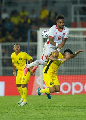 August 16, 2026, Kuala Lumpur, Malaysia: Xuan Son Nguyen of Vietnam (L) and Sergio Fabian Ezequiel Aguero of Malaysia seen in action during the ASEAN Hyundai Cup 2026 First-Leg Semi-Final match between Malaysia and Vietnam at Kuala Lumpur Football Stadium. Final score; Malaysia 0:2 Vietnam Malaysia Vs Vietnam In Kuala Lumpur, Malaysia - 16 Aug 2026  - ZUMAs197 20260816_aaa_s197_306 Copyright: xWongxFokxLoyx