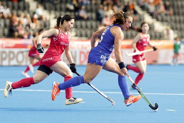 AMSTELVEEN - Denise Losada Rojas of Chile in a duel with Akari Nakagomi of Japan during the group stage match at the Hockey World Cup between Chile and Japan at the Wagener Stadium. BAS CZERWINSKI ANP xVIxANPxSportx xxANPxIVx 565685708 originalFilename: 565685708.jpg