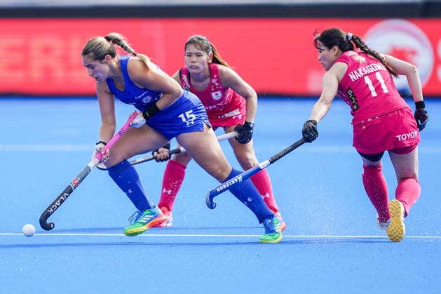 2026-08-17 Chile v Japan - FIH Hockey World Cup AMSTELVEEN, NETHERLANDS - AUGUST 17: Simone Avelli of Chile, Miyu Suzuki of Japan, Akari Nakagomi of Japan during the FIH Hockey World Cup match between Chile and Japan at Wagener Stadion on August 17, 2026 in Amstelveen, Netherlands. Amstelveen Wagener Stadion Netherlands Content not available for redistribution in The Netherlands directly or indirectly through any third parties. Copyright: xAndrexWeeningx