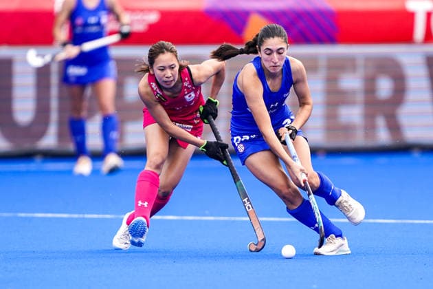 2026-08-17 Chile v Japan - FIH Hockey World Cup AMSTELVEEN, NETHERLANDS - AUGUST 17: Mai Toriyama of Japan, Florencia Barrios of Chile during the FIH Hockey World Cup match between Chile and Japan at Wagener Stadion on August 17, 2026 in Amstelveen, Netherlands. Amstelveen Wagener Stadion Netherlands Content not available for redistribution in The Netherlands directly or indirectly through any third parties. Copyright: xAndrexWeeningx