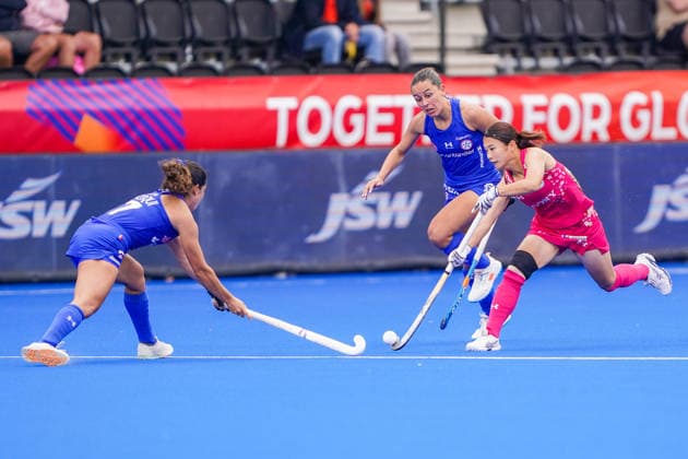 2026-08-17 Chile v Japan - FIH Hockey World Cup AMSTELVEEN, NETHERLANDS - AUGUST 17: Francisca Irazoqui of Chile, Saki Tanaka of Japan during the FIH Hockey World Cup match between Chile and Japan at Wagener Stadion on August 17, 2026 in Amstelveen, Netherlands. Amstelveen Wagener Stadion Netherlands Content not available for redistribution in The Netherlands directly or indirectly through any third parties. Copyright: xAndrexWeeningx