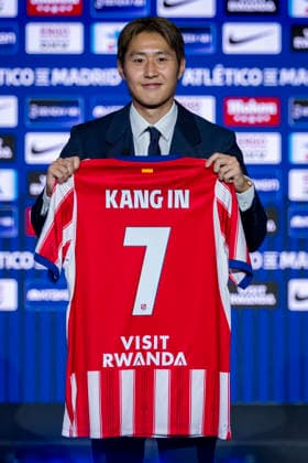 Kang-In Lee unveiling as new player of Atletico de Madrid Kang-In Lee poses for a photo showing the club shirt during his unveiling as new player of Atletico de Madrid at Estadio Riyadh Air Metropolitano on August 17, 2026 in Madrid, Spain. Madrid Estadio Riyadh Air Metropolitano Madrid Spain Copyright: xAlbertoxGardinx AGardin_20260817_Kang-In_Lee_0060