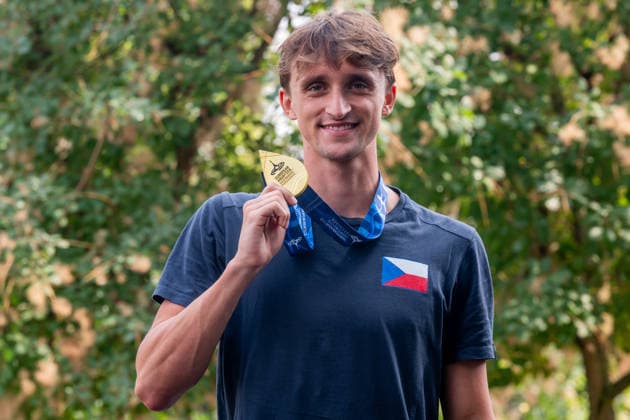 Czech swimmer Miroslav Knedla poses with his gold medal upon his return from the European Championships, on August 17, 2026, in Prague, Czech Republic. (CTKxPhoto OndrejxDeml) CTKPhotoP2026081703092  CTKPhotoP2026081703092