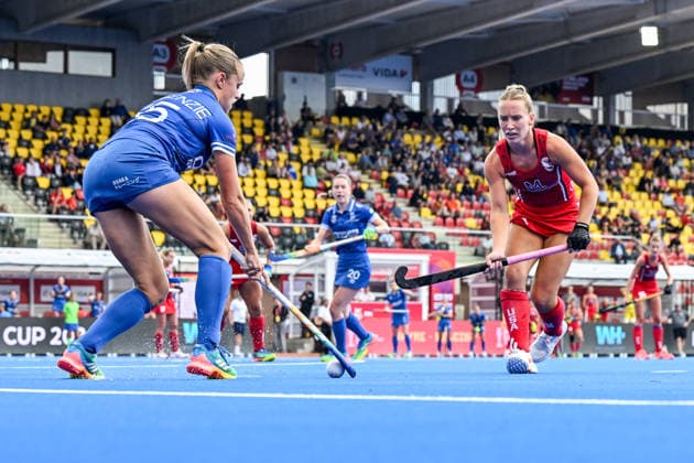 Hockey World Cup Belgium & The Netherlands 2026 - Women - USA vs Scotland Ellie Mackenzie (35) of Scotland and Madeleine Zimmer (8) of United States pictured during a hockey game between USA and Scotland , the second (out of three) matches during the group stage of the women 2026 Hockey World Cup , on Monday 17 August 2026 in Wavre , Belgium . PHOTO SPORTPIX Stijn Audooren Wavre Belfius Hockey Arena Waals-Brabant Belgium  Copyright: xSportpix.bex xStijnxAudoorenxStijnxAudoorenx