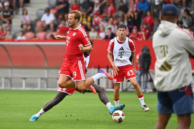 Harry KANE (Bayern Muenchen) am Ball, Aktion,Zweikampf gegen Dayot UPAMECANO (Bayern Muenchen), hi:Filip PAVIC (Bayern Muenchen) Oeffentliches Training FC Bayern Muenchen und Family Day am 17.08.2026 auf dem FC Bayern Campus in Muenchen. Fussball 1. Bundesliga,Saison 2026 2027. *** Harry KANE, Bayern Munich, on the ball, in action,Tackle against Dayot UPAMECANO, Bayern Munich; hi Filip PAVIC, Bayern Munich; Public Training Session and Family Day for FC Bayern Munich on August 17, 2026, at the FC Bayern Campus in Munich; Soccer, Bundesliga 1,2026–2027 season