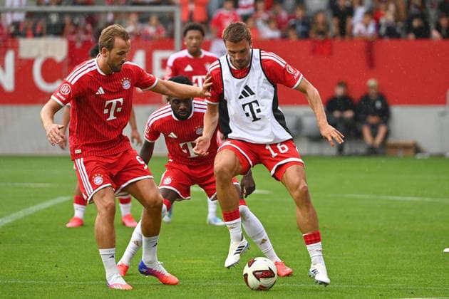 v.li:Harry KANE (Bayern Muenchen), Aktion,Zweikampf gegen Joao PALHINHA (Bayern Muenchen). Oeffentliches Training FC Bayern Muenchen und Family Day am 17.08.2026 auf dem FC Bayern Campus in Muenchen. Fussball 1. Bundesliga,Saison 2026 2027. *** From left: Harry KANE, Bayern Munich, in action,Tackle against Joao PALHINHA, Bayern Munich, Open Training Session and Family Day on August 17, 2026, at the FC Bayern Campus in Munich, Soccer, Bundesliga 1, 2026–2027 Season