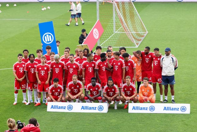 Mannschaftsfoto der FC Bayern Muenchen Maennermannschaft beim Allianz Team Day am FC Bayern Campus, GER, Allianz FC Bayern Muenchen Team Day, Fussball, Saison 2026 2027, 17.08.2026, GER, Allianz FC Bayern Muenchen Team Day, Fussball, Saison 2026 2027, 17.08.2026 Muenchen *** Team photo of the FC Bayern Munich men s team at the Allianz Team Day at the FC Bayern Campus, GER, Allianz FC Bayern Munich Team Day, soccer, 2026–2027 season, August 17, 2026, GER, Allianz FC Bayern Munich Team Day, soccer, 2026–2027 season, August 17, 2026, Munich Copyright: xEibner-Pressefoto JennixMaulx EP_JML