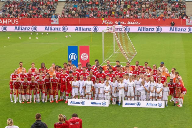 Ein gemeinsamenes Mannschaftsfoto der FC Bayern Muenchen Maenne- und Frauenrmannschaft beim Allianz Team Day am FC Bayern Campus, GER, Allianz FC Bayern Muenchen Team Day, Fussball, Saison 2026 2027, 17.08.2026, GER, Allianz FC Bayern Muenchen Team Day, Fussball, Saison 2026 2027, 17.08.2026 Muenchen *** A group photo of the FC Bayern Munich men s and women s teams at the Allianz Team Day at the FC Bayern Campus, GER, Allianz FC Bayern Munich Team Day, soccer, 2026–2027 season, August 17, 2026, GER, Allianz FC Bayern Munich Team Day, soccer, 2026–2027 season, August 17, 2026, Munich Copyright: xEibner-Pressefoto JennixMaulx EP_JML