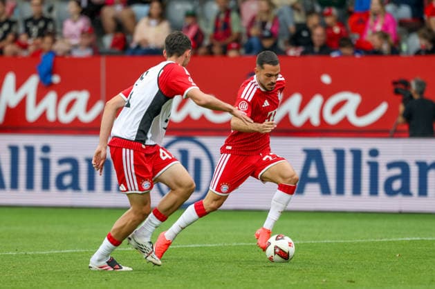 Arijon Ibrahimovic (FC Bayern Muenchen, 22) mit Ball mit Felip Pavic (FC Bayern Muenchen, 43), GER, Allianz FC Bayern Muenchen Team Day, Fussball, Saison 2026 2027, 17.08.2026, GER, Allianz FC Bayern Muenchen Team Day, Fussball, Saison 2026 2027, 17.08.2026 Muenchen *** Arijon Ibrahimovic, FC Bayern Munich, 22, with the ball alongside Felip Pavic, FC Bayern Munich, 43, GER, Allianz FC Bayern Munich Team Day, soccer, 2026–2027 season, August 17, 2026, GER, Allianz FC Bayern Munich Team Day, soccer, 2026–2027 season, August 17, 2026, Munich Copyright: xEibner-Pressefoto JennixMaulx EP_JML