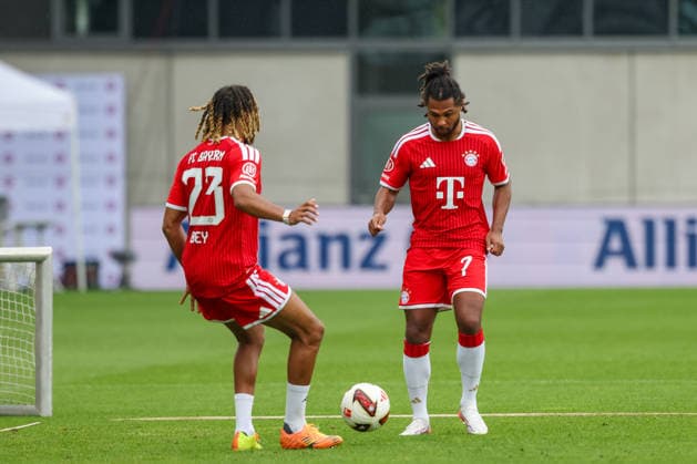 Serge Gnabry (FC Bayern Muenchen, 07) mit Sacha Boey (FC Bayern Muenchen, 23), GER, Allianz FC Bayern Muenchen Team Day, Fussball, Saison 2026 2027, 17.08.2026, GER, Allianz FC Bayern Muenchen Team Day, Fussball, Saison 2026 2027, 17.08.2026 Muenchen *** Serge Gnabry, FC Bayern Munich, 07, with Sacha Boey, FC Bayern Munich, 23, GER, Allianz FC Bayern Munich Team Day, soccer, 2026–2027 season, August 17, 2026, GER, Allianz FC Bayern Munich Team Day, soccer, 2026–2027 season, August 17, 2026, Munich Copyright: xEibner-Pressefoto JennixMaulx EP_JML