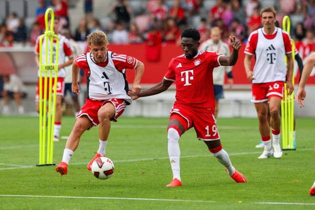 Lennart Karl (FC Bayern Muenchen, 42) mit Alphonso Davies (FC Bayern Muenchen, 19), GER, Allianz FC Bayern Muenchen Team Day, Fussball, Saison 2026 2027, 17.08.2026, GER, Allianz FC Bayern Muenchen Team Day, Fussball, Saison 2026 2027, 17.08.2026 Muenchen *** Lennart Karl, FC Bayern Munich, 42, with Alphonso Davies, FC Bayern Munich, 19, GER, Allianz FC Bayern Munich Team Day, soccer, 2026–2027 season, August 17, 2026, GER, Allianz FC Bayern Munich Team Day, Soccer, 2026–2027 Season, August 17, 2026, Munich Copyright: xEibner-Pressefoto JennixMaulx EP_JML