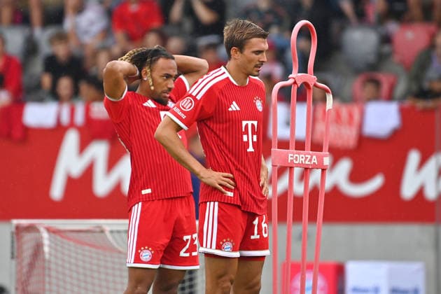 v.re:Joao PALHINHA (Bayern Muenchen) vor einem Freistoss- Dribbling-Dummy, hi.li:Sacha BOEY. Oeffentliches Training FC Bayern Muenchen und Family Day am 17.08.2026 auf dem FC Bayern Campus in Muenchen. Fussball 1. Bundesliga,Saison 2026 2027. *** Joao PALHINHA of Bayern Munich dribbling past a dummy before a free kick; Sacha BOEY at FC Bayern Munich s public training session and Family Day on August 17, 2026, at the FC Bayern Campus in Munich; Soccer, Bundesliga 1,2026–2027 season