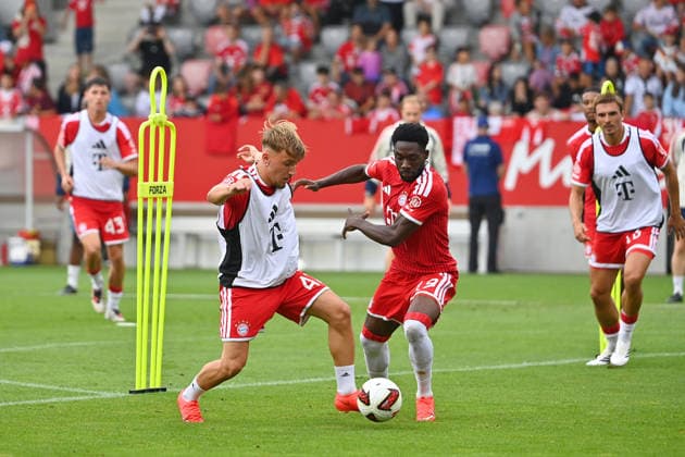v.li:Lennart KARL (Bayern Muenchen), Aktion,Zweikampf gegen Alphonso DAVIES (Bayern Muenchen). Oeffentliches Training FC Bayern Muenchen und Family Day am 17.08.2026 auf dem FC Bayern Campus in Muenchen. Fussball 1. Bundesliga,Saison 2026 2027. *** From left: Lennart KARL, Bayern Munich; Action;Tackle against Alphonso DAVIES, Bayern Munich, Public Training Session for FC Bayern Munich and Family Day on August 17, 2026, at the FC Bayern Campus in Munich, Soccer, Bundesliga 1, 2026–2027 Season