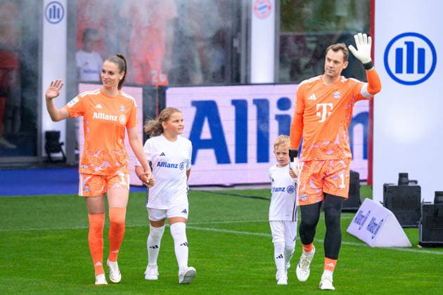 Fußball, Allianz FC Bayern Team Day, 20260817, FC Bayern München. Im Bild v.l. Torfrau Ena MAHMUTOVIC (Bayern, 1), Torwart Manuel NEUER (Bayern, 1). München FC Bayern Campus Bayern Deutschland *** Soccer, Allianz FC Bayern Team Day, 20260817, FC Bayern Munich In the photo, from left: Goalkeeper Ena MAHMUTOVIC, Bayern, 1; Goalkeeper Manuel NEUER, Bayern, 1; Munich FC Bayern Campus, Bayern, Germany Copyright: Passion2Press MarkusxFischerx