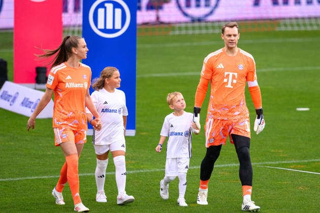 Fußball, Allianz FC Bayern Team Day, 20260817, FC Bayern München. Im Bild v.l. Torfrau Ena MAHMUTOVIC (Bayern, 1), Torwart Manuel NEUER (Bayern, 1). München FC Bayern Campus Bayern Deutschland *** Soccer, Allianz FC Bayern Team Day, 20260817, FC Bayern Munich Pictured from left: Goaltender Ena MAHMUTOVIC, Bayern, 1; Goaltender Manuel NEUER, Bayern, 1; Munich FC Bayern Campus, Bayern, Germany Copyright: Passion2Press MarkusxFischerx