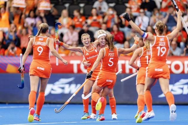 AMSTELVEEN - Dutch players celebrate the 1-0 during the group stage match at the Hockey World Cup between Australia and the Netherlands at the Wagener Stadium. KOEN VAN WEEL ANP xVIxANPxSportx xxANPxIVx 565702082 originalFilename: 565702082.jpg