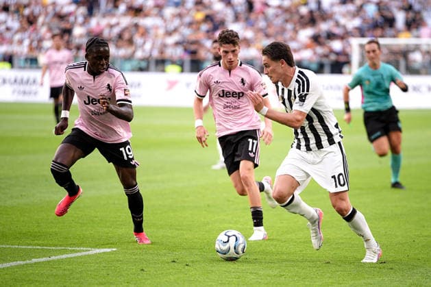 Juventus s Leo Bamballi Gnikpingo fights for the ball with Juventus s Kenan Yildiz during the pre season friendly soccer match between Juventus and Juventus Next Gen at the Allianz Stadium in Torino, north west Italy - Wednesday, August 17, 2026. - Soccer .  Copyright: xMarcoxAlpozzi LaPressex