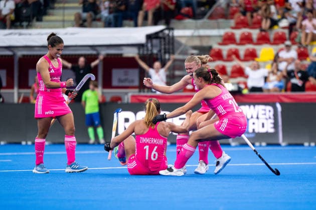 17.08.2026, BEL, Hockey, Frauen, FIH Weltmeisterschaft, Länderspiel, Deutschland vs Argentinien Sonja Zimmermann ( Deutschland, 16 ), Johanna Hachenberg ( Deutschland, 25 ), Lilly Stoffelsma ( Deutschland, 18 ), Lucina von der Heyde ( Deutschland, 14 ) jubeln über das Tor zum 2:2 Ausgleich, Wavre Belfius Arena Wallonisch-Brabant Belgien *** August 17, 2026, BEL, Field Hockey, Women s, FIH World Championship, International Match, Germany vs. Argentina: Sonja Zimmermann (Germany), 16, Johanna Hachenberg (Germany), 25, Lilly Stoffelsma (Germany), 18, Lucina von der Heyde (Germany, 14) celebrate the goal that ties the score at 2–2, Wavre Belfius Arena, Walloon Brabant, Belgium Copyright: xNordphoto Memmlerx