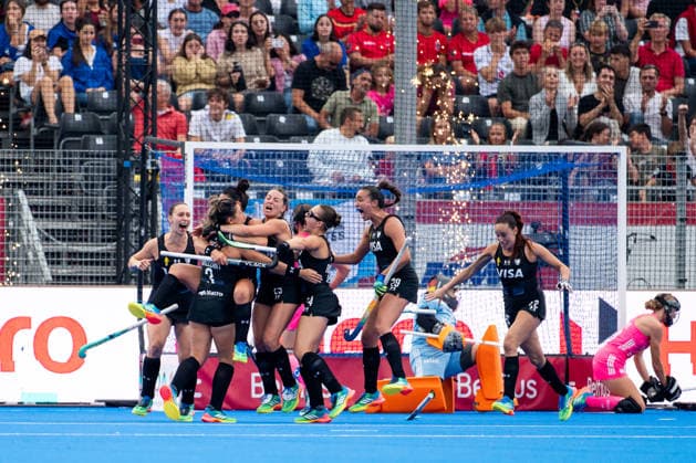 17.08.2026, BEL, Hockey, Frauen, FIH Weltmeisterschaft, Länderspiel, Deutschland vs Argentinien Agustina Gorzelany ( Argentinien, 03 ), Milagros Alastra ( Argentinien, 64 ), Victoria Miranda ( Argentinien, 29 ) und Team jubeln über das Tor zum 2:3 Sieg, Wavre Belfius Arena Wallonisch-Brabant Belgien *** August 17, 2026, BEL, Hockey, Women, FIH World Championship, International Match, Germany vs. Argentina Agustina Gorzelany, Argentina, 03, Milagros Alastra (Argentina), 64, Victoria Miranda (Argentina), 29, and the team celebrate the goal that secured the 2–3 victory, Wavre Belfius Arena, Walloon Brabant, Belgium Copyright: xNordphoto Memmlerx