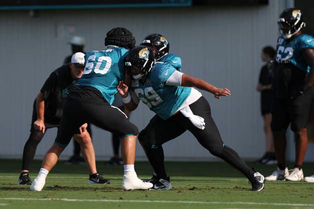 JACKSONVILLE, FL - AUGUST 17: Jacksonville Jaguars offensive lineman Sam Mustipher (69) and Jacksonville Jaguars center Jonah Monheim (60) work on a drill during training camp on August 17, 2026 at the Miller Electric Center in Jacksonville, Fl. (Photo by David Rosenblum Icon Sportswire) NFL, American Football Herren, USA AUG 17 Jaguars Training Camp EDITORIAL USE ONLY Icon260817238492