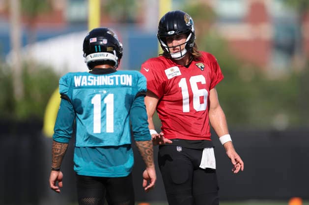 JACKSONVILLE, FL - AUGUST 17: Jacksonville Jaguars quarterback Trevor Lawrence (16) talks with Jacksonville Jaguars wide receiver Parker Washington (11) during training camp on August 17, 2026 at the Miller Electric Center in Jacksonville, Fl. (Photo by David Rosenblum Icon Sportswire) NFL, American Football Herren, USA AUG 17 Jaguars Training Camp EDITORIAL USE ONLY Icon260817238665