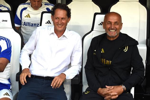 Foto IPP Massimo Rana Torino 17-08-2026 Calcio Gara Amichevole 2026 2027 Juventus - Juventus Next Gen nella foto da sinistra John Elkann - presidente di Stellantis e Ferrari proprietario del club - con l allenatore Luciano Spalletti seduti in panchina Italy Photo Press - World Copyright italy ITALY  Copyright: xR4924_italyphotopressx