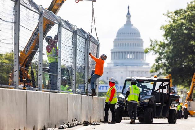 Preparations for Freedom 250 Grand Prix in Washington Work crews build fencing along Pennsylvania Avenue ahead of the Freedom 250 Grand Prix in Washington, USA, 17 August 2026. The race, the first IndyCar, Indy Car, IRL, USA event to take place near the National Mall, is scheduled for 22-23 August. WASHINGTON DC USA  Copyright: xJIMxLOxSCALZOx